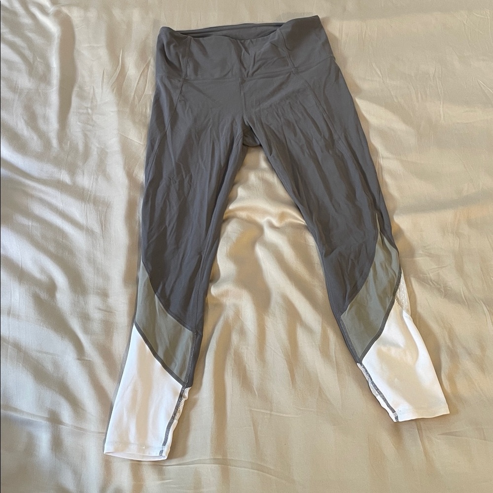 LIKE NEW Athleta Salutation Leggings 24”